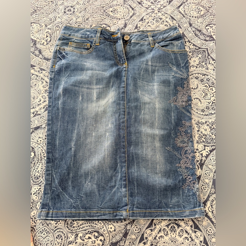 Scervino Street Embroidered Skirt in size 8